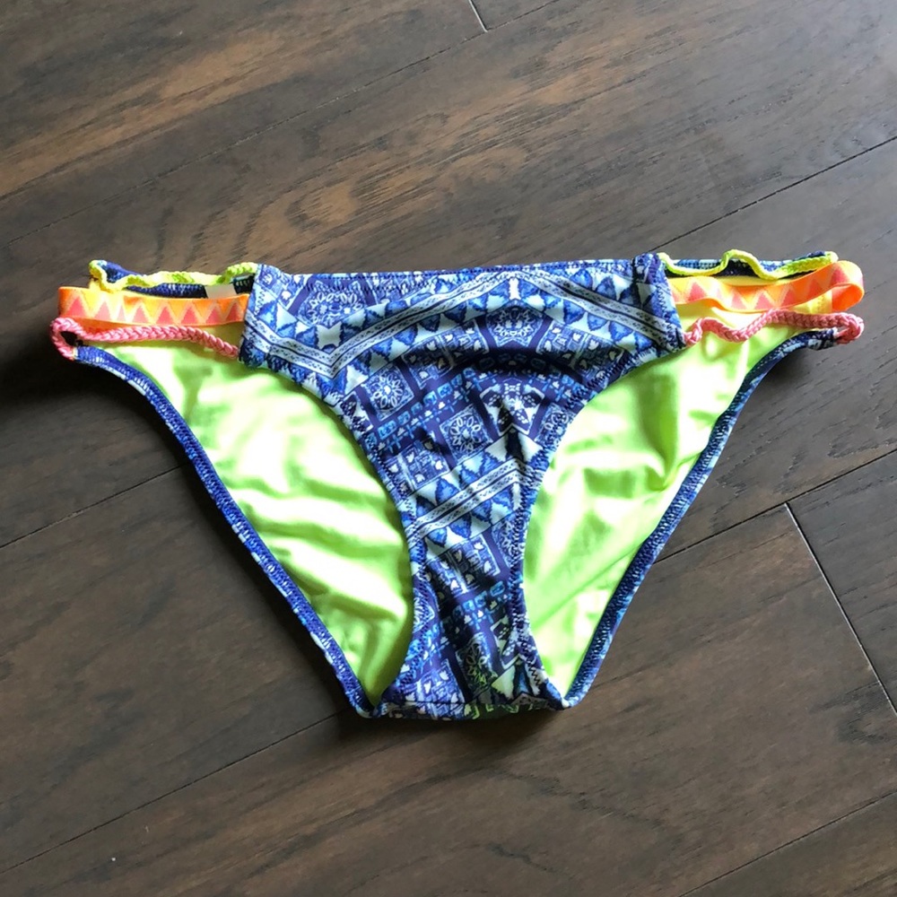 Geometric printed bikini bottoms